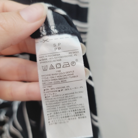 💕 Banana Republic Blouson Dress Striped Black White V-Neck Size Small Petite - Picture 3 of 12